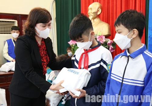 Bac Ninh province presents 270 scholarships to local disadvantaged students